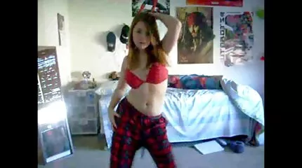 Han Buster på store piger porno en skægget mands pik.