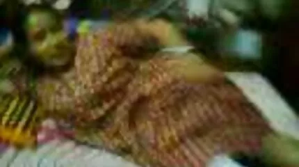 Rødhåret skønhed Ella pornofilm analsex Hughes spiller med fisse.