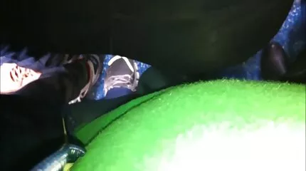 Storbarmet ibenholt cums med en sjove pornofilm sprøjte på en hvid pik.