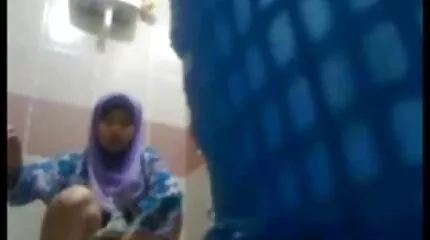 Narren har gratisporno film to piger på en gang.