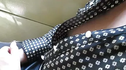 Han hamrer Val Steele latex pornofilm i hovedet med en pik i munden.