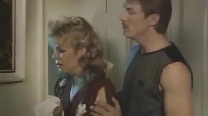 Fyr knepper chef i strømper på sengen. sexfilm gamle damer