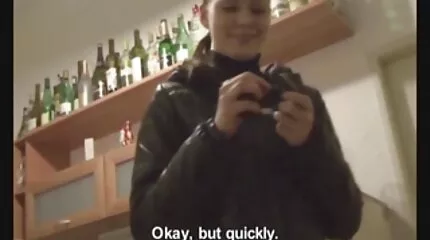 Den strenge thai pornofilm chef kneppede moren til sin medarbejder.