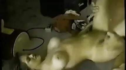 Tjekkisk Divorcee pisser porno film studio på sofaen.