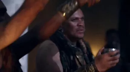 Hun giver et slagjob i soveværelset. Doggy style porno på dansk køn i studerende uniform.