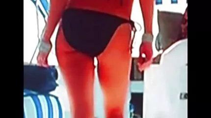 Nola giver to haner til at gay porno film kneppe hende.