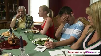 Aletta porno film mom Ocean hamret i fisse og røv.