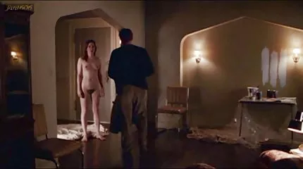 Postbudet kneppede en pige i en stor porno film xhamster røv smurt for at starte med olie.