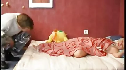 Den skæggede butler knepper pigen i pejsen, mens ejerne verdens bedste porno er væk.