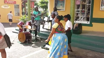 Pussbebe2103 masserer hanen og lader den komme ind pornos sex bagfra.