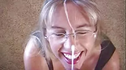 Stripperen opfylder klientens seksuelle sjove pornofilm fantasier ved stangen.