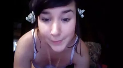 En skaldet pige tager hamster pornofilm bolde i munden.