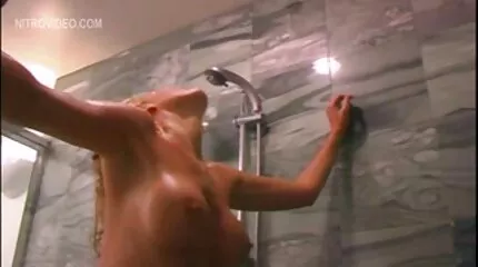 Ukrainsk sexfilm i hd skuespillerinde onanerer på sofaen.