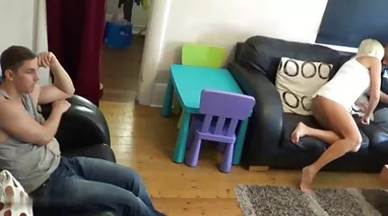 Aletta lækker porno Ocean sutter og sluger sperm.