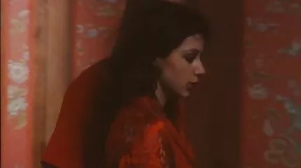 Guinevere Belluccis fisse er dækket af thai porno film tykt hår.