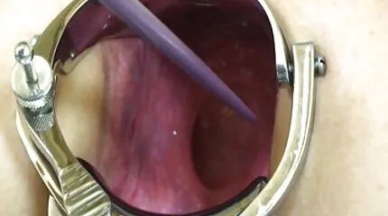 En dansk privat porno sund mand med en stor pik knepper en tynd brunette.