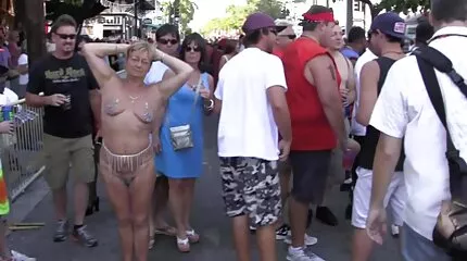 Indica ryster hendes røv under afrikansk porno køn.