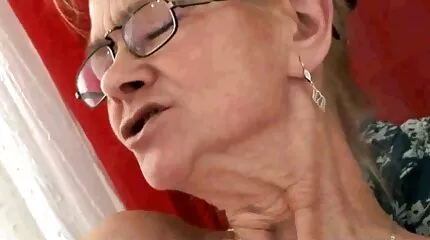 Kate har køn med sexfilm mor en skægget mand nær hendes trillebør.