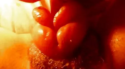 Tynde kvinder har køn sm pornofilm med en dildo.