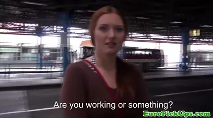 Små hænder knepper en sort kvinde i stedet for sin mand. hot pornofilm