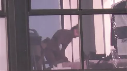 Lesbiske deler hytten og naboens pik franske sexfilm med hinanden.