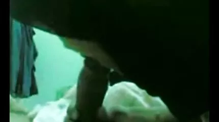 En varm brunette er kneppet hårdt af sin pornofilm lesbisk bedste ven i forskellige poser.