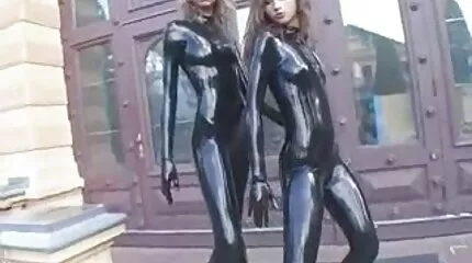 Den russiske nyder at have køn pornos 3d med en ven.