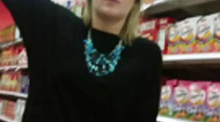 Ebon Fire Tina Fire spinder i en dansk privat porno hvirvelvind af køn med en hvid pik.