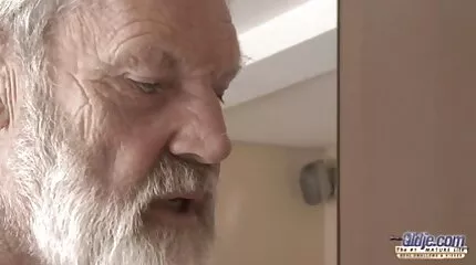 L frodige porno film mom i fiskenet kneppet af en sort fyr.