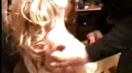 Hanen dansk mor porno går glat ind i vagina.