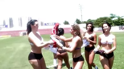 Vagt Tomm Gun Gunn stak en gammel pik i Tyvens bi porno film unge kusse.