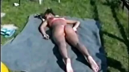 Soaked hanen i Gina Gerson ' brutal pornofilm s våde fisse og indsat i røvet.