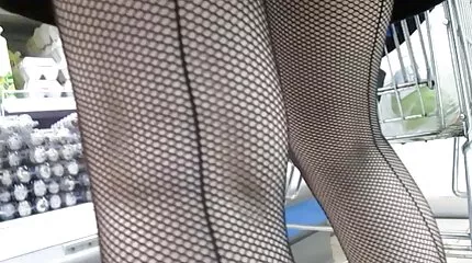 Destin v mande porno vibrerer hendes kusse, mens Isabella rykker hendes pik.