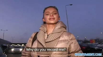 Amalia Davis bliver kneppet af en lebbe porno gummi dildo.