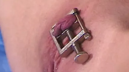 Hun giver et romantisk porno slagjob i haven.