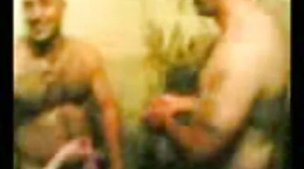 Skolepigen suger og sidder på hanen for at pornofilm voldtægt tjene en hytte.